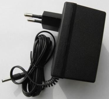 Zasilacz do ciśnieniomierzy Accumed. Zdjęcie przedstawia zasilacz oraz przewód